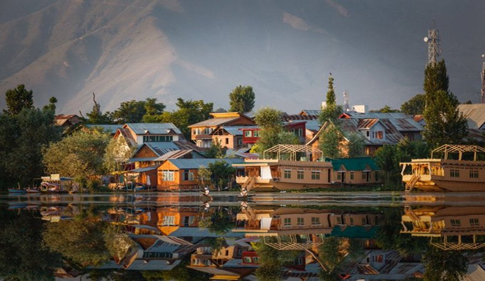 Halal-friendly houseboat accommodation on Dal Lake Srinagar during a Halal holiday in Kashmir
