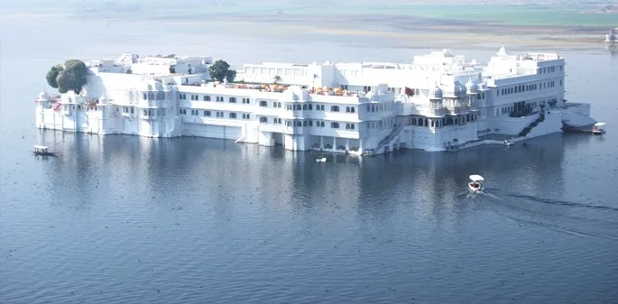 Lake Palace of Udaipur overlooking the lake for Muslim Travelers during a halal holiday trip to Udaipur.