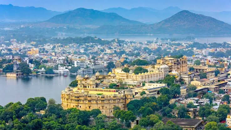 City Palace Udaipur overlooking the lake during a halal-friendly Rajasthan tour.