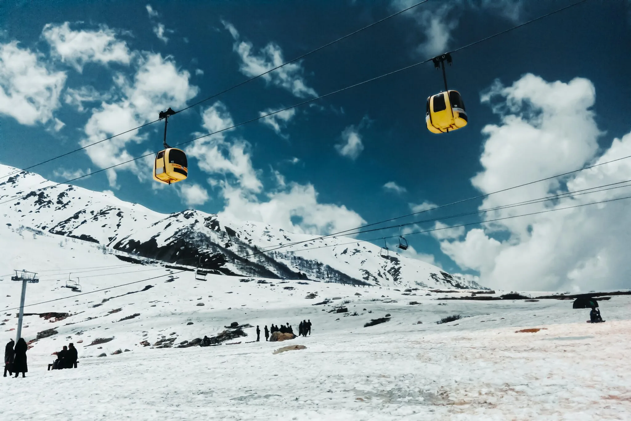 Gulmarg Gondola ride in winter with snowy Himalayan peaks for halal travel.