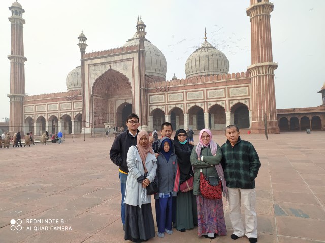 Tour group visits Jama Masjid in Old Delhi during a Halal Holiday Tour of India