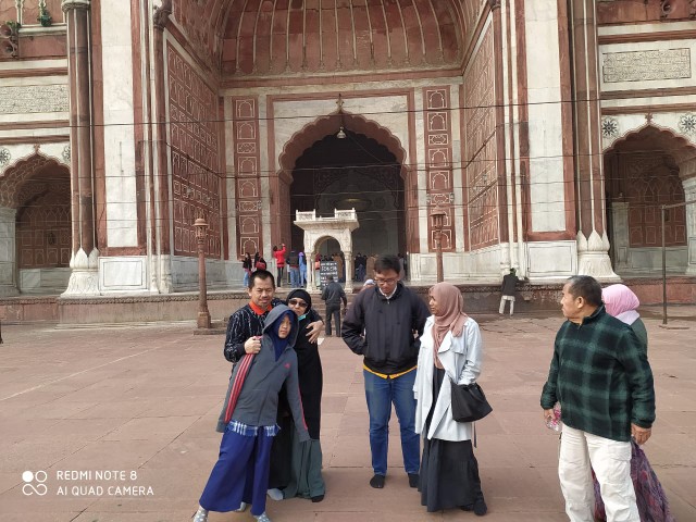 Tour group visits Jama Masjid in Old Delhi during a Halal Holiday Tour of India