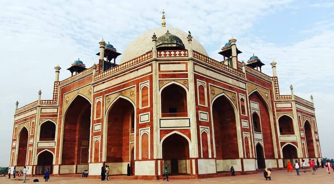 Ziyarat tour in Delhi - peaceful atmosphere at Humayun's Tomb a UNESCO World Heritage Site and a pioneering example of Mughal architecture in India