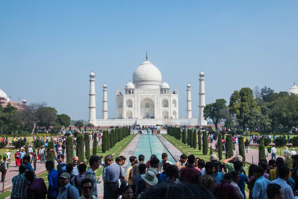 Halal-friendly tour of the Taj Mahal in Agra for Muslim travelers
