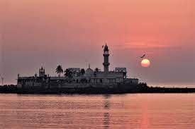 Haji Ali Dargah standing in the sea on a Halal-friendly Mumbai city tour