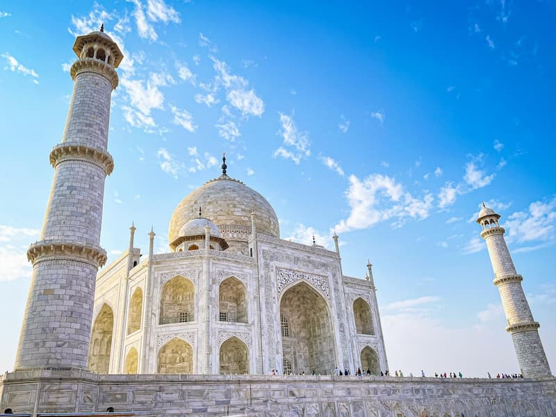 Taj Mahal viewed at dawn, the centerpiece of a Halal-friendly Agra destination guide