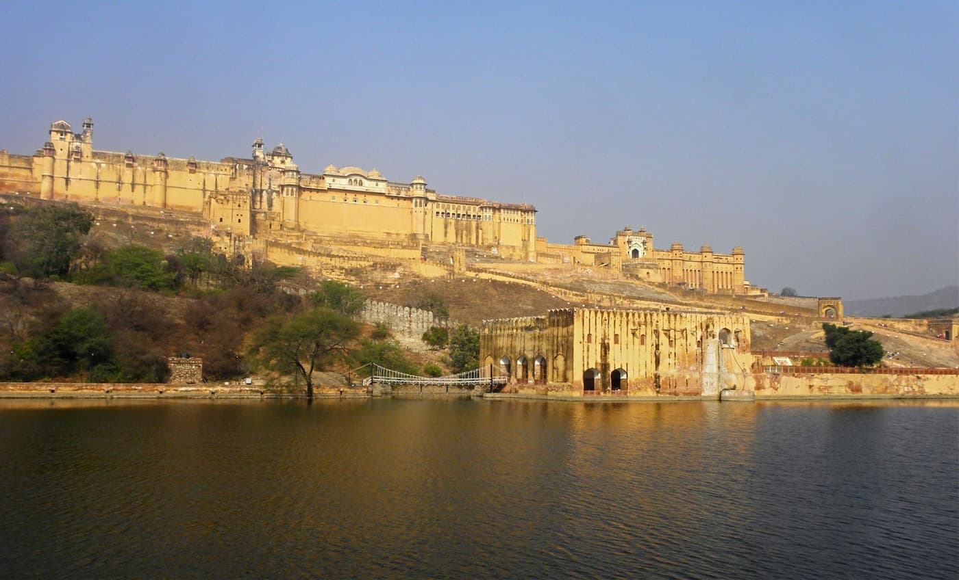 Amber Fort in Jaipur showcasing Indo-Islamic Rajput architecture, a top attraction on Halal-friendly holiday tours to Rajasthan