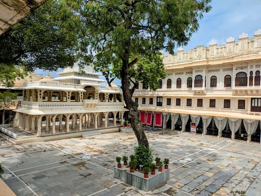 Muslim couple exploring the City Palace's royal courtyards on an Udaipur honeymoon