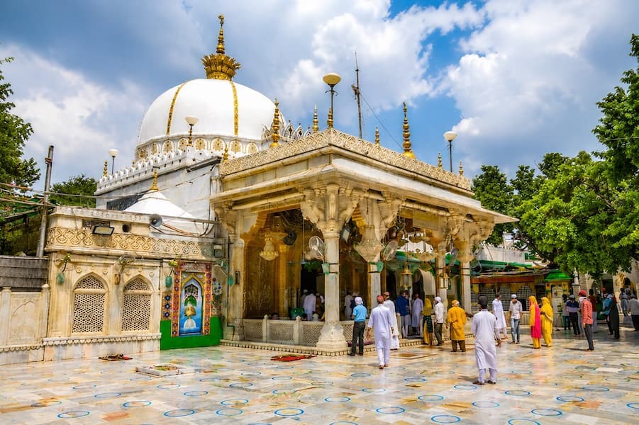 Muslim pilgrims at the Dargah of Hazrat Khwaja Moinuddin Chishti, Ajmer Sharif