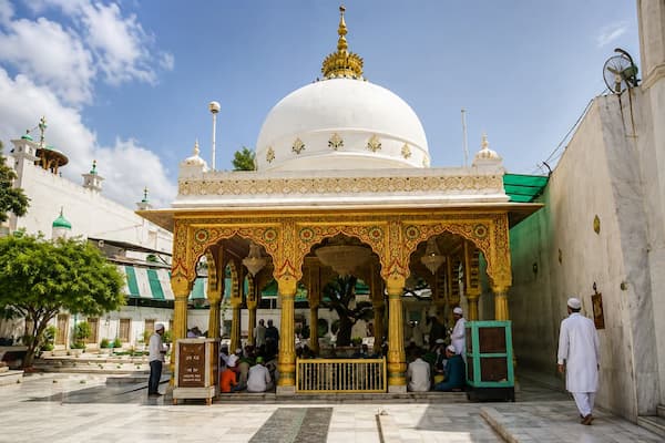 Muslim travelers at Dargah Hazrat Qutbuddin Bakhtiyar Kaki in Mehrauli during a Ziyarat tour of India