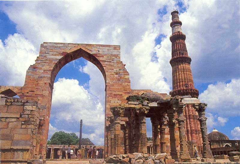Qutub Minar, the world's tallest brick minaret, on a Halal-friendly Delhi tour