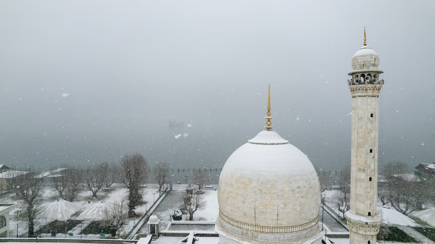 Muslim pilgrims visiting Hazratbal Shrine on a Ziyarat tour of Kashmir
