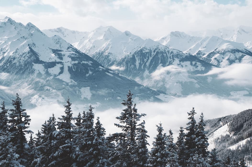 Snow-dusted Himachal hills, featured in a Halal-friendly Himachal destination guide