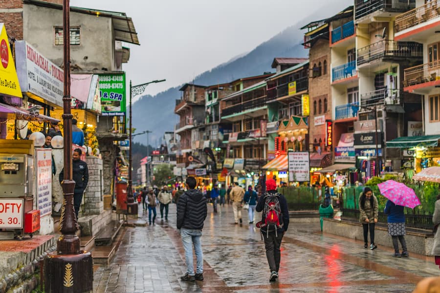 Muslim family strolling Manali's Mall Road on a Halal-friendly Himalayan tour