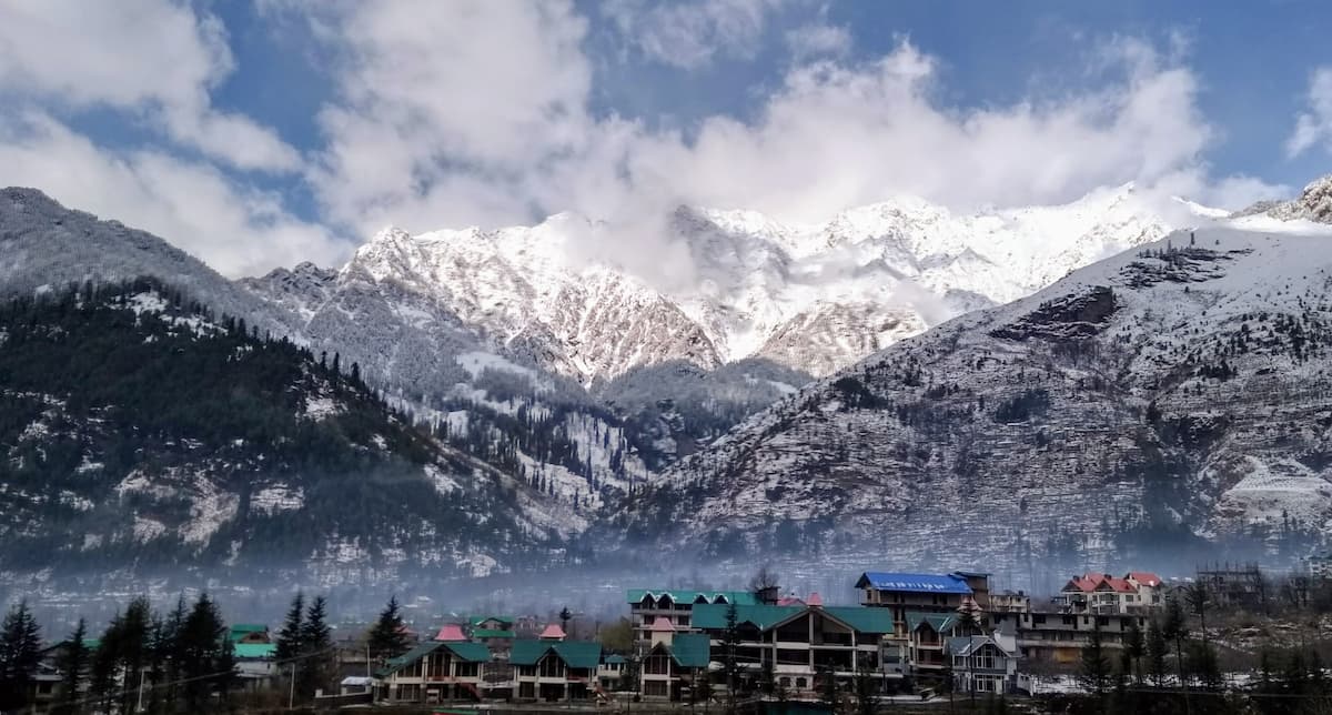 Snow-capped Manali valley, featured in a Halal-friendly Manali destination guide