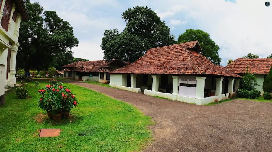 Muslim travelers visiting Mattancherry Palace, showcasing Kochi's cosmopolitan legacy