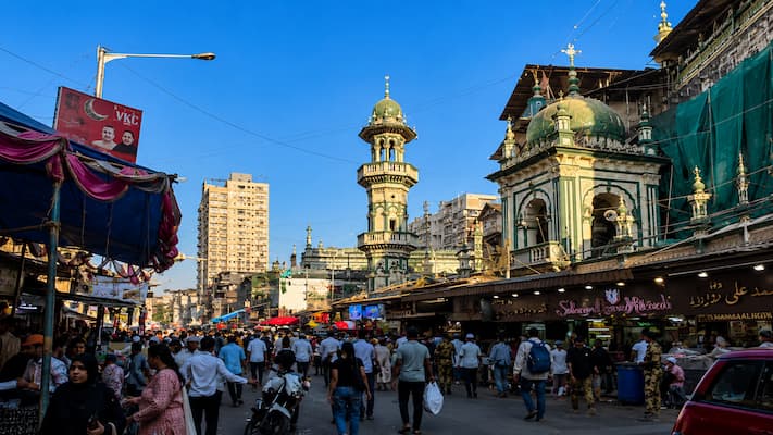 Muslim family enjoying halal street food near Minara Masjid in Mumbai during Ramadan