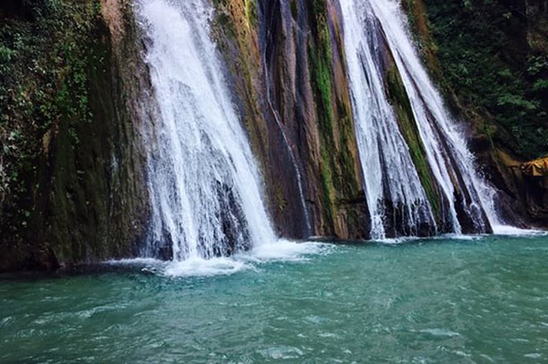 Muslim family visiting Kempty Falls on a Halal-friendly Mussoorie trip