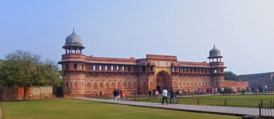 Muslim family exploring Agra Fort on this Agra Halal Travel Guide, the historic red sandstone fortress built under Emperor Akbar