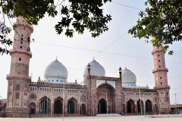 Muslim family visiting Taj-ul-Masajid, Bhopal