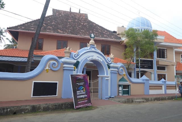 Muslim travelers exploring Calvathy Mosque of Kochi, Kerala's Islamic heritage during Kerala Halal Tour