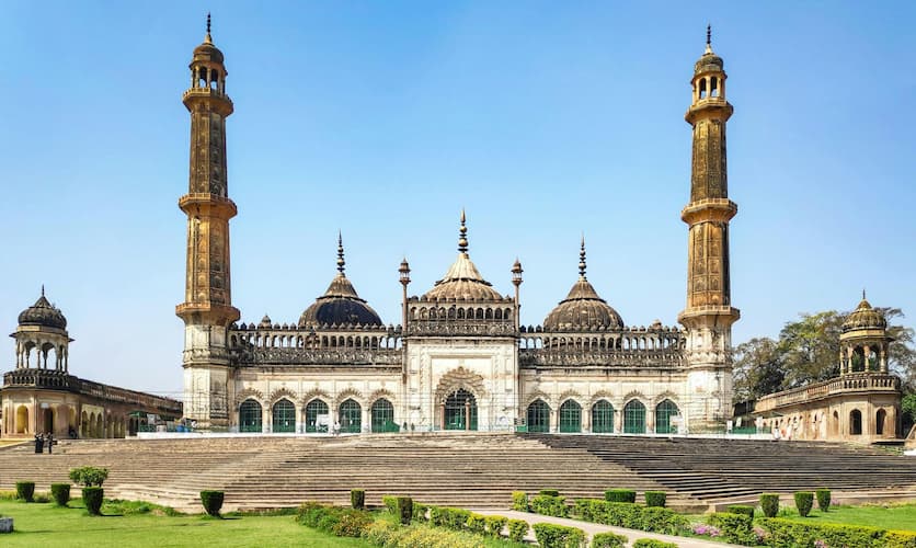 Muslim family visiting Jama Masjid, a Mughal-era mosque on this Lucknow Islamic Heritage Tour