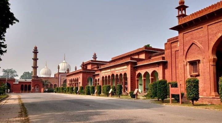 Muslim travelers exploring the Aligarh Muslim University campus on this AMU Golden Triangle Tour