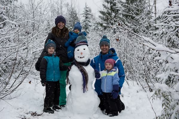 Muslim family enjoying Pahalgam valley scenic view on 5-Day Kashmir Halal Tour