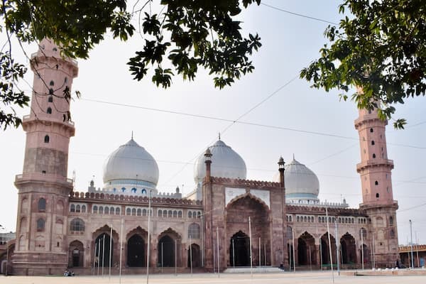Muslim family visiting Taj-ul-Masajid, one of Asia's largest mosques, on this Bhopal 3-Day Halal Tour