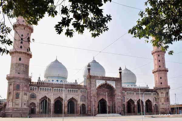 Muslim family visiting Taj-ul-Masajid, one of Asia's largest mosques, on this Bhopal Halal Travel Guide